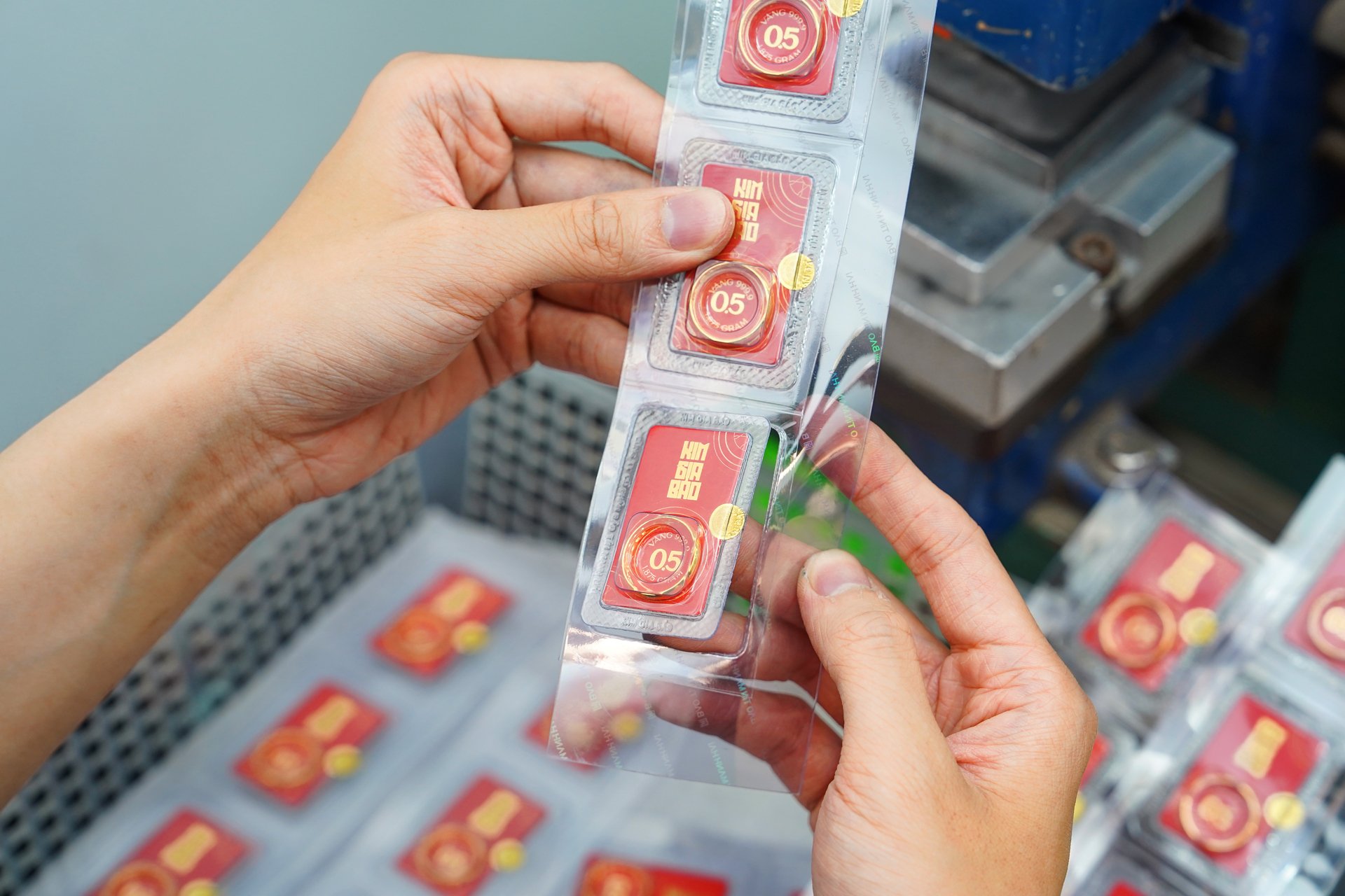 Giá vàng trong nước ngày 23/11/2025 – Giá vàng SJC và vàng nhẫn vẫn ở vùng cao, thị trường quốc tế suy yếu